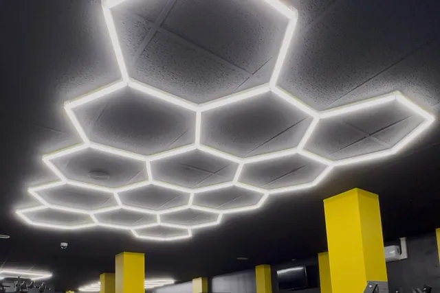 Sala de musculació · Llums hexagonals i columnes grogues